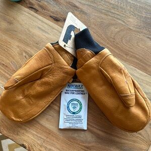 Medium weight leather Flylow unisex ski mittens.